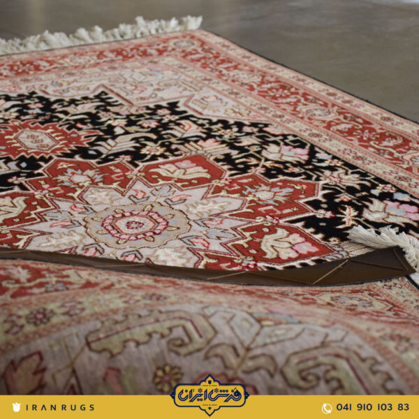 The purchase price of handmade carpets is 1.5 meters. Harris's red and black design.