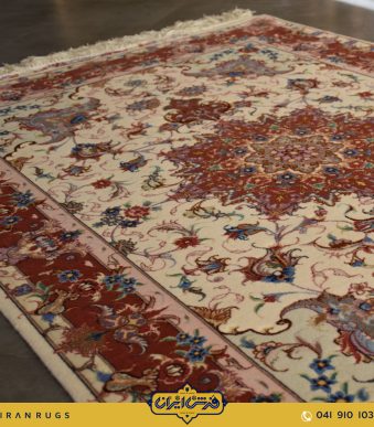قیمت خرید فرش دستباف 1.5 متری نقش اولیا کرمی و زرشکیشThe purchase price of handmade carpets is 1.5 meters. the role of the worm and the Crimson