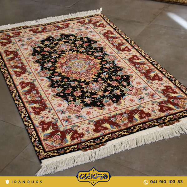 The purchase price of handmade carpets is 1.5 meters. the first role is black and yellow.