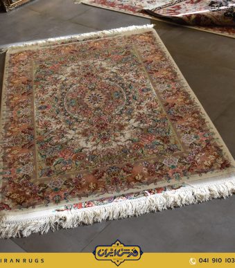 The purchase price of handmade carpets is 1.5 meters. the role of the worm and pink pair